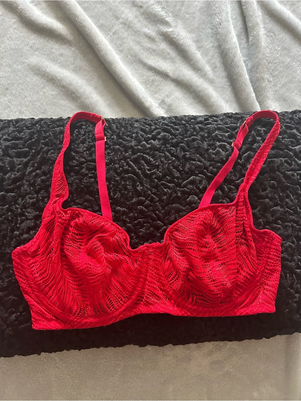 Victoria's Secret Red Lace Balconette Bra 36D — Bombshell Detail, EUC in